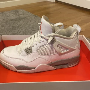 Jordan 4 Oreo - Skick 8,5-10  Är redan lacade  Box ingår Kom dm för mer Info