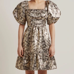 Glittrig klänning från By Malina - Säljer en superfin glittrig klänning från By Malina i storlek L. Perfekt för nyår eller andra festliga tillfällen! Klänningen är aldrig använd och kommer i originalförpacknig med alla lappar på. Nypris 2799