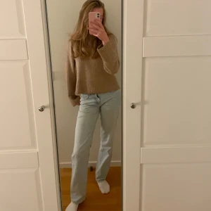 Ljusblå Gina Tricot jeans - Säljer dessa super fina ljusblå jeans från Gina Tricot i storlek 32 då dom inte har använts av mig. Jag upplever att storleken är stor då Jsg vanligt vis har storlek 36 och är 172 cm lång. De är använda ett fåtal gånger och i fint skick💕