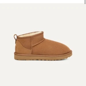 Uggs - Säljer mina supermysiga ultra mini UGG boots i färgen "chestnut" Endast används 2 gånger så de är i fint skick! Säljer pga de inte kommer till användning. 