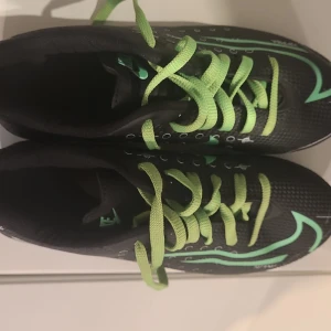 Nike skor storlek 39  - Extremt bra skick, knappt använda pris är förhandlingsbart, storlek 39