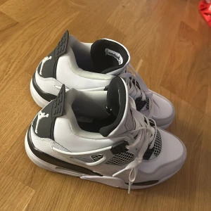 Ett par Air  jordans 4 Retro military black. - Dessa skor är helt nya och även helt oanvända. 