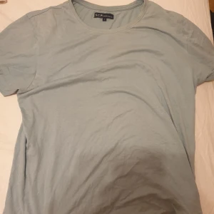 Ljusblå t-shirt - En ljusblå typ baby blå t-shirt med rund halsringning och korta ärmar. T-shirten är i ett mjukt och bekvämt material. Säljer för 50