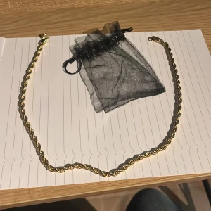 Guld halsband - Guld halsband i äkta 18karats guld men är bara guld på ytan inte i metallen. Ny skick med påse, aldrig använt för var inte min stil. 