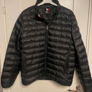 Tommy Hilfigher jacka  - TH Packable Series Storlek S Svart Nyskick NYPRIS: 2000kr Priset kan diskuteras vid snabb affär!