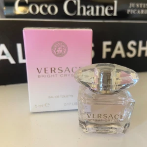Versace parfym - Knappt använd 5 ml  Även fast jag älskar den så är den stora för dyr att köpa igen, så rekommenderar denna! :)