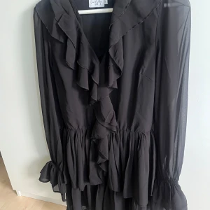 Svart klänning - Så snygg svart klänning från nakd