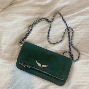 Grön väska - Supersnygg väska! Kom aldrig till användning. Köpt i Spanien förra året💕  Vill bli av med allt fort så pris kan diskuteras, bara hör av er!