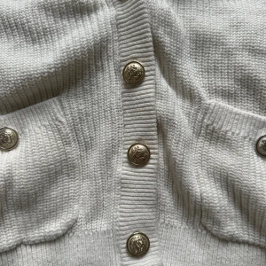 Stockad kofta - Vit stickadkofta från hm jätte fin i skick nästan inte använd i storlek m