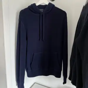 Tjena! Säljer nu en tvär fet Polo Ralph Lauren Hoodie! | Skick 8/10 lite nopprig | Storlek M men passar även S | 100% Kashmir! | Nypris ca 7000kr | Mitt pris 2000kr | Kom pm vid frågor eller funderingar | Postas eller möts upp i Gävle!