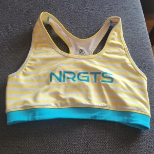 Träningstopp - Fin träningstopp i använt bra skick.  Tycker den är liten i storlek. Mer 38 tror jag. 