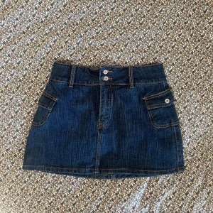 kort jeanskjol - kort jeanskjol från brandy melville. aldrig använd då den inte passar bra. midjemått rakt över: ca 34 cm, längd: ca 33 cm. kan inte visa hur den sitter på för den passar inte mig :( den är one size men jag skulle säga typ xs/s. använd köp nu! 🩷