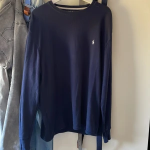 Ralp lauren tröja - En fett snygg Ralph lauren tröja i ny skick aldrig använd✅  Storlek XL men passar L (nypris ca 2000 mitt pris 599)💸👍🏼 (priset går att diskuteras)✅👍🏼