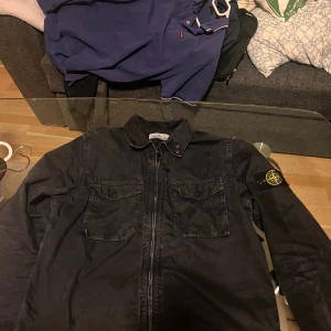Stone Island  - Passer fcking godt men bruger den ik nok  Sindsyg god stand Købt i Sverige for 4500 sek Kom med bud, byt med monclizzi eller bare køb den nu😝