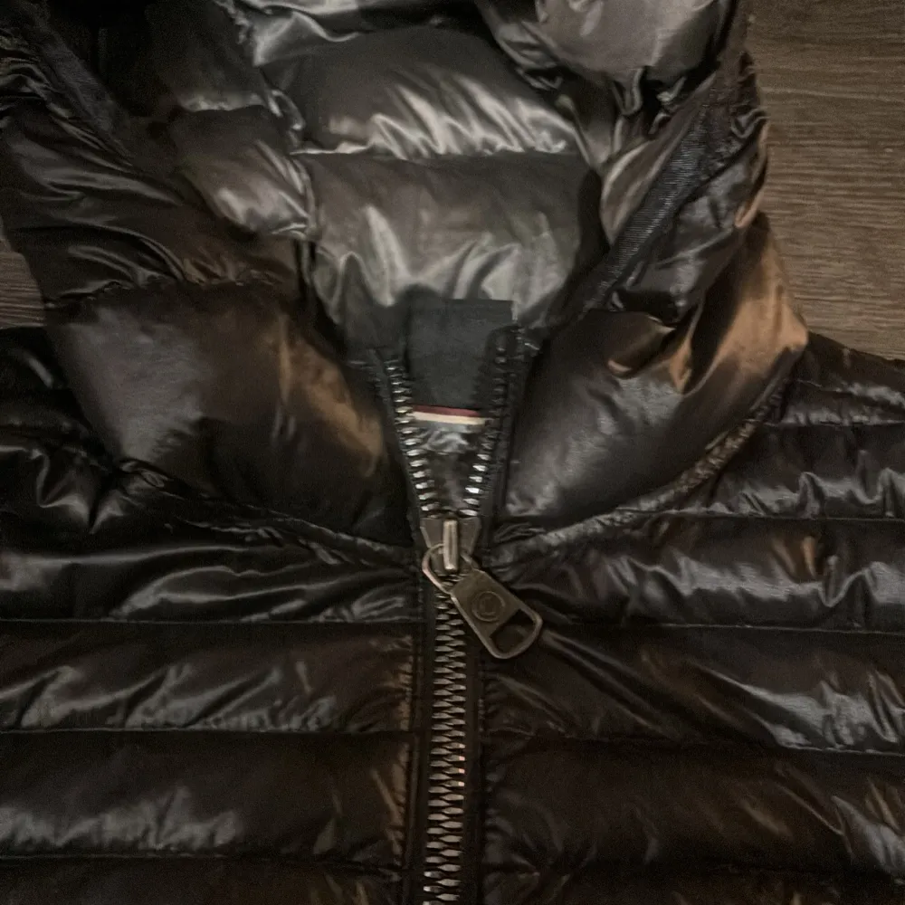 Säljer min colmar jacka då den har blivit lite för liten för mig. Den är storlek xs-s och sitter väldigt fint på! Finns inga tecken på användning Köpte för 1800!! Perfekta sommar jackan🥰🥰. Takit.