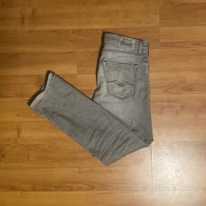 Replay jeans - Tjena säljer ni dessa feta replay jeans! Skick 8/10🤩 storleken är 14A finns även ett par jeans som är likadana fast i mörkgråa på vår plick!👌🏼vid ytterligare bilder eller frågor kom privat💪🏽💯 