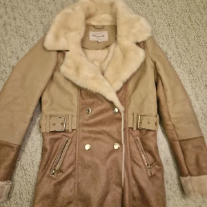 Jacka River Island - Jacka från River Island, knappt använd! Storlek 8 (passar mig som har XS/S)