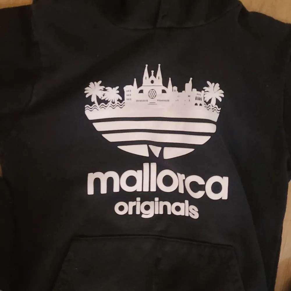 Runt 152  Svår att hitta  Mallorca city originals Knappt använd  Ny går för omkring 850. Hoodies.