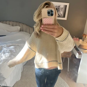 Beige stickad tröja med svarta detaljer - Säljer en supermysig beige stickad tröja med svarta ränder vid ärmslut och nederkant. Sjukt populär och eftertraktad💗💗 köp gärna bundle 