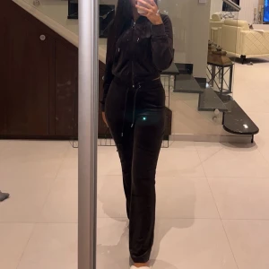 Mysigt höst-set - Säljer detta mysiga mjukisset som passar perfekt nu till hösten. Passar S och XS och är i mjukt material. Köpt från Gina Tricot. Inga skador❤️