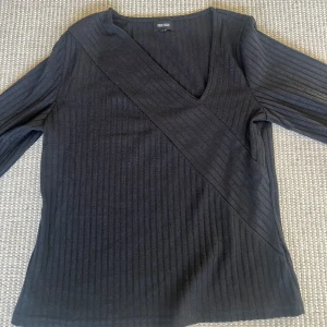 Tröja - Jättefin tröja med sne urringning! Tröjan har lite utsvängda armar och är verkligen jätteskön! Tyvärr är den för stor för mig vilket är varför jag säljer den!