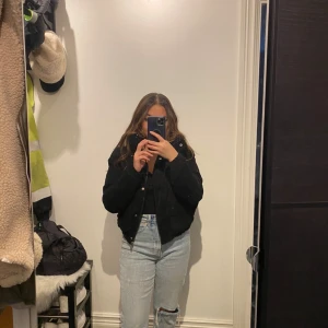 Svart pufferjacka - Säljer min oanvända pufferjacka som är köpt på asos. Modellen är petite så passar perfekt för dig som är lite mindre. 