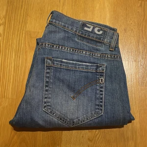 Dondup - Schyssta dondup jeans med unika detaljer som broderat dondup märke på vänstra låret. Storlek 35, passar 34-35. Skick 9/10