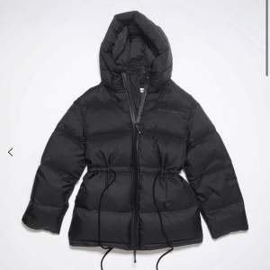 Storlek 34 (men passar mig som är 38) väldigt oversized.  Fint skick! Använd 1 vinter  Nypris 12.500 kr 