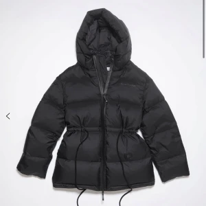 Acne jacka //mycket fint skick  - Storlek 34 (men passar mig som är 38) väldigt oversized.  Fint skick! Använd 1 vinter  Nypris 12.500 kr 