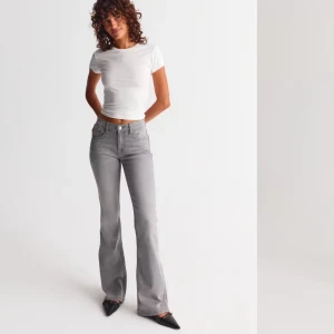 Grå bootcut jeans - Säljer ett par snygga grå bootcut jeans. Det är använda ett par antal gånger och är i väldigt fint skick. Skriv för fler egna bilder eller andra frågor💞