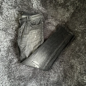Jack and Jones jeans - Säljer dessa asfeta jeansen med slitningar från Jack & Jones 🤩 Jeansen är i storlek 30/32 och i väldigt bra skick 🙌 