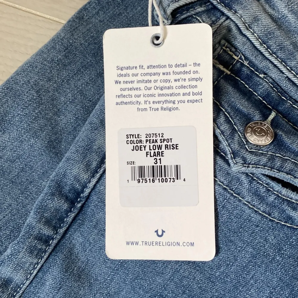 supersnygga lowrise flair true religion jeans i modellen ”joey”, jeansen är endast testade och har lappen kvar💗 första bilden är från Nelly, nypris 1299kr💘säljer då dom var för stora, skriv gärna om du undrar något💖. Jeans & Byxor.