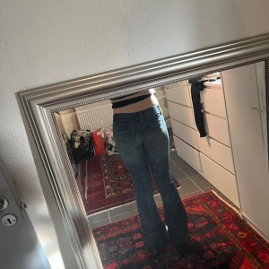 Low waist jeans - Säljer dessa jättesnygga jeansen som tyvärr är för små för mig, jättefint skick med snygga detaljer på fickorna. Dom passar mig bra i längden som är ca 170 lång.💓
