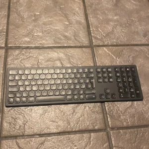 Trådlöst tangentbord  - Trådlöst tangentbord, funkar som den ska, lite dammig. 