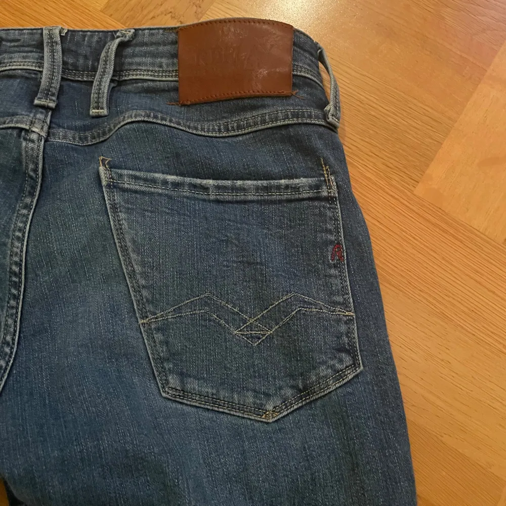 Hej, säljer nu dessa replay jeans i modellen anbass, de är i blå färg med otroligt snygg tvätt👌. Storleken är 30/32. Väldigt bra skick! Hör av dig om du har frågor eller vill ha fler bilder / mvh Ture. Jeans & Byxor.