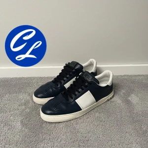 Valentino Flycrew - Valentino Flycrew Skor | Skick: 8/10 (En nit borta) | Strl 43 fits 44 | Pris - 3099 | Box och dustbag tillkommer ej vid köp | Fraktar via Postnord eller Instabox på köparens bekostnad | Hör av dig vid minsta fråga eller fundering!