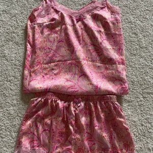 Pyjamas set - Säljer nu detta pyjamas set i satin material super skönt, och perfekt för en skön nap .bandena på linnet har strass på sig men några har ramlat av