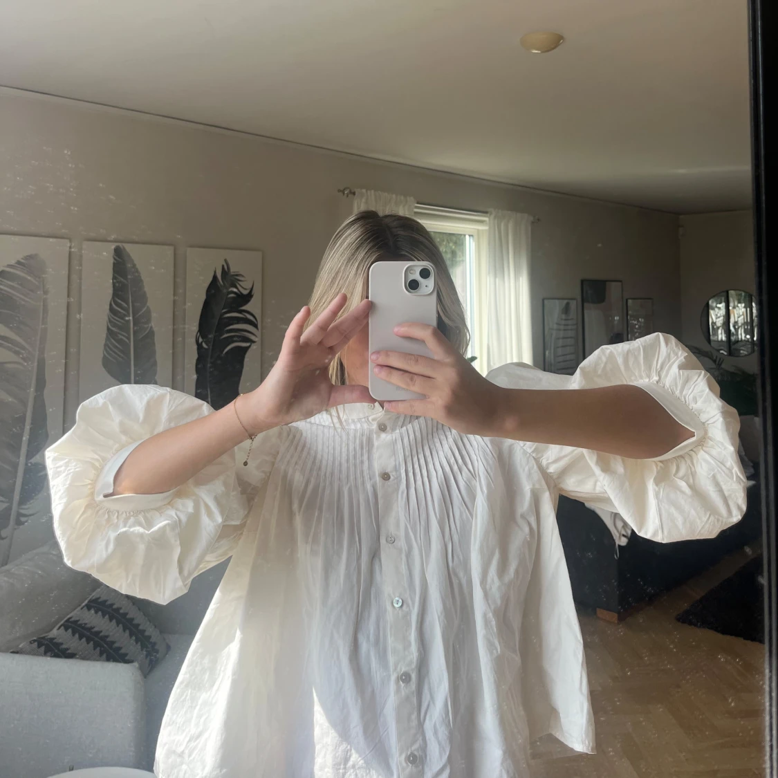 Krämvit blus med puffärm  - 90