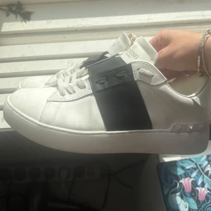 Valentino skor - Köpte helt nya av en annan tjej här på Plick för 2veckor sedan. Storlek 38. Låda och dustbag medföljer.