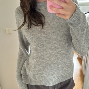 Stickad tröja - Stickad tröja från Vero Moda, passat bra på mig som har S