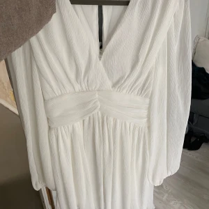 Studentklänning - Studentklänning som är använd en gång, inga defekter och är som ny!💕 Lojsan Wallin x NAKD 