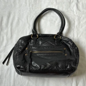 Väska  - Svart väska med flera fack  Vid köp av flera varor får du rabatt 💛