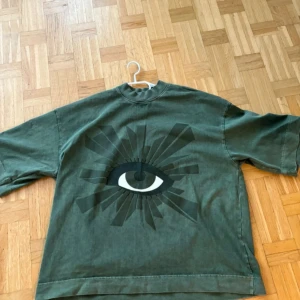 House Of Errors T-shirt - House Of Errors grön t-shirt Priset är förhandlingsbart  Kommer att ge fler bilder och mått om det behövs✨