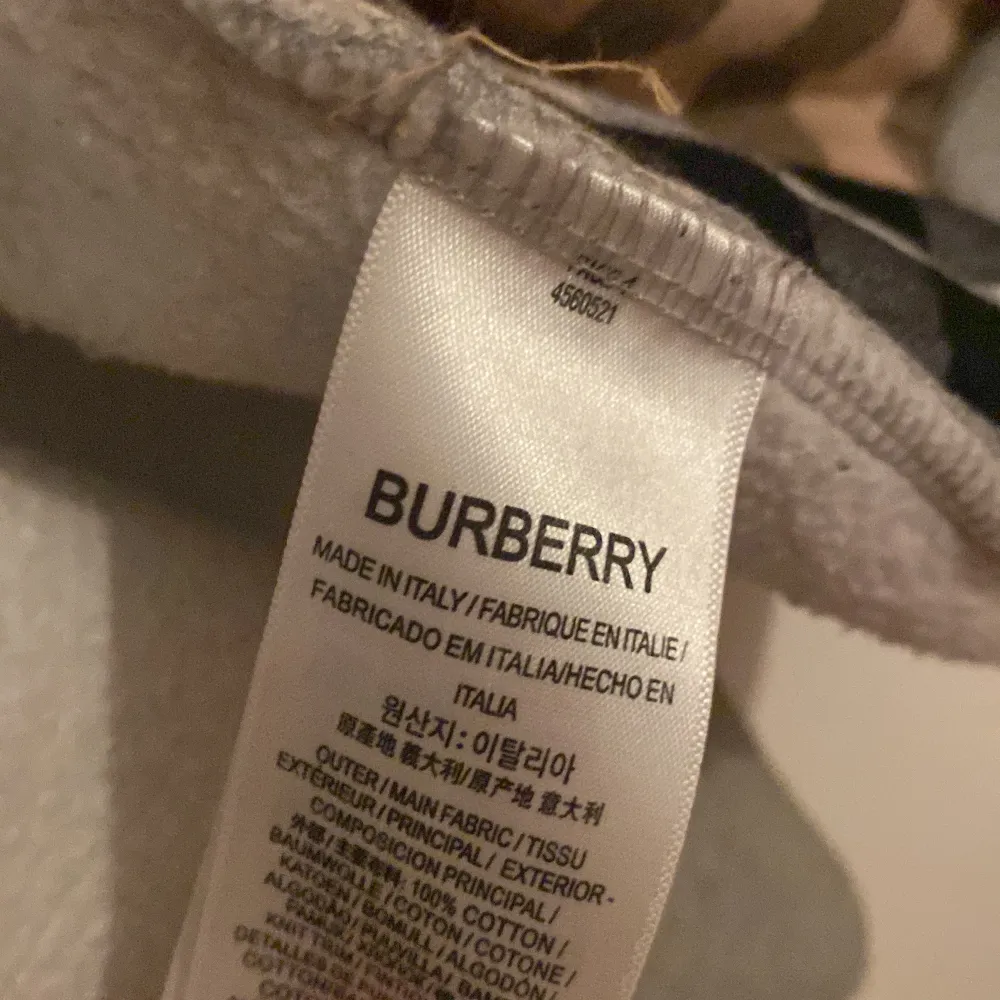 Säljer en snygg grå huvtröja från Burberry med klassiskt rutigt mönster i huvan. Tröjan har dragkedja framtill och är i nyskick. Perfekt för höst och vår! Tröjan är i storlek L men passar för dom som har M också.. Tröjor & Koftor.