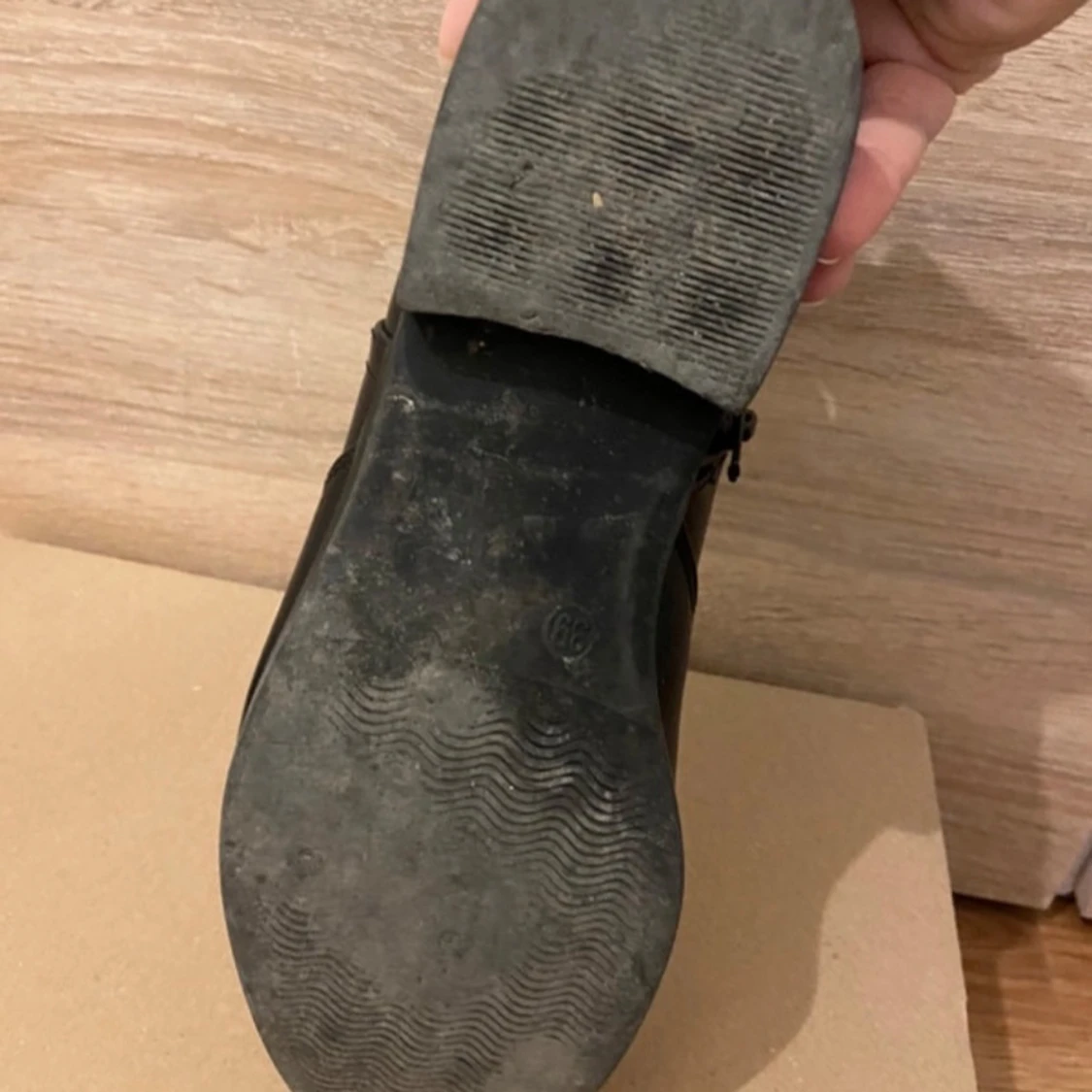 Svarta skinnstövletter med spännen - 93