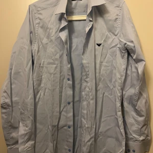 Armani skjorta - Väldigt fin Armani skjorta, använd endast vid ett tillfälle. Annars helt oanvänd. (Den behöver endast strykas då den legat i min sambos garderob länge.) storlek S. Kan hämtas i Göteborg eller postas! ☺️