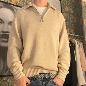 Stickad halv zip - Säljer stickad riktigt snygg halv zip då den är lite stor för mig. Den är använd 1 gång och är i storlek medium Färg: krämvit/ beige