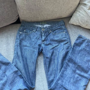 Lågmidjade Jeans - Lågmidjade Jeans! Bootcut, storlek 27/32, uppskattar xs!