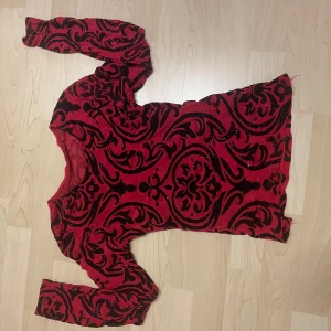 Söt röd tröja med mönster  - Jätte söt röd tröja med mönster!! 