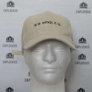Keps ”it is what it is” - Beige keps med ”it is what it is” broderat på framsidan. Justerbar rem baktill. Oanvänd